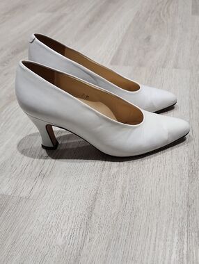 Evan Picone White Leather Pointed-Toe Pumps 7M